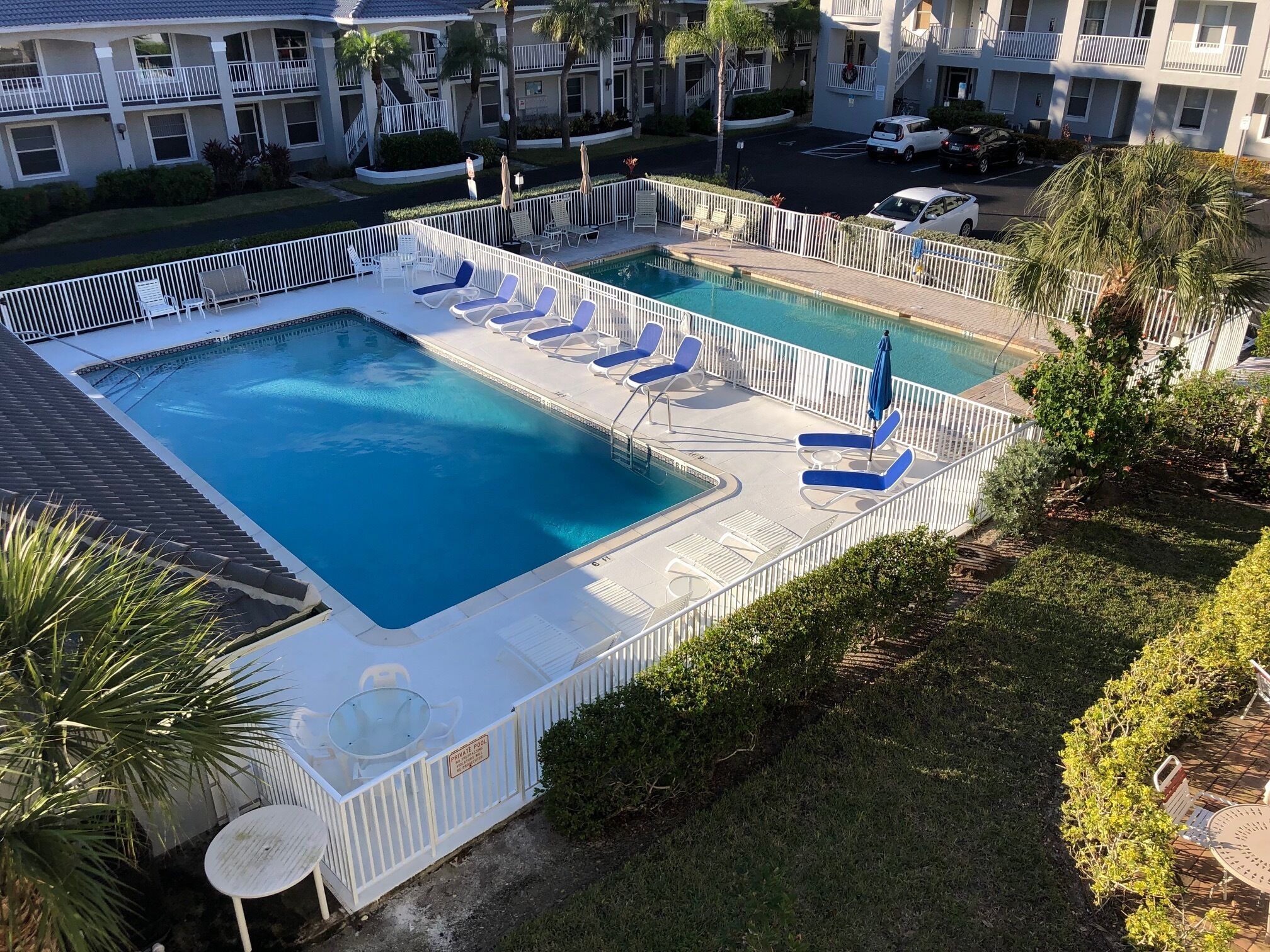 Vanderbilt Beach less than a mile! Dog friendly, Tropical Paradise! 3br & WiFi!