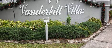 Schild für Vanderbilt Villas mit einer dekorativen Garlandschleife und einem Briefkasten.