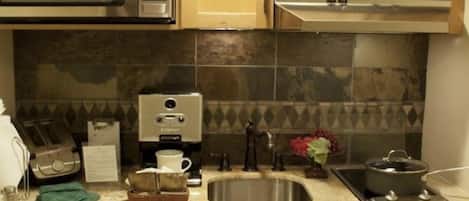 Réfrigérateur, four à micro-ondes, surface de cuisson