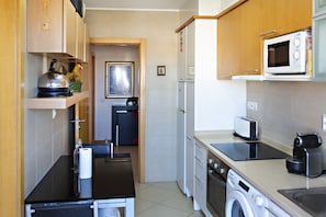 Geladeira, micro-ondas, fogão, cooktop