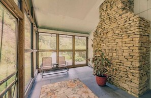 Interior - Misty Mountain Escape (Gatlinburg)