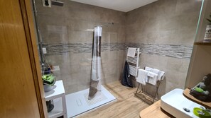 Douche, séchoir à cheveux, serviettes fournies, papier de toilette