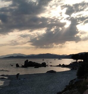 Beach - Self-contained 75 m2 apartment on the ground floor of a villa, air-conditioned, seafront (L'Île-Rousse)