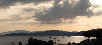 Self-contained 75 m2 apartment on the ground floor of a villa, air-conditioned, seafront