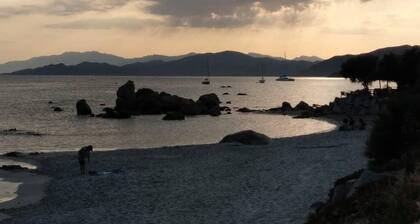 Appartement indépendant 75 m2 en RDC de villa, climatisé, bord de mer