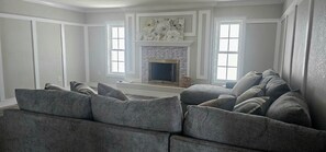 Smart TV, fireplace, ping pong, books