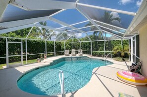 Una piscina al aire libre, una piscina climatizada