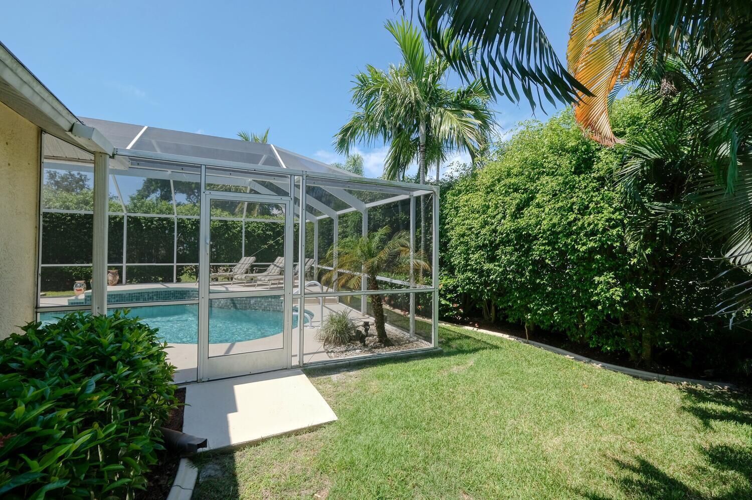 Alberca al aire libre y alberca climatizada