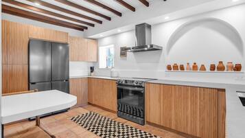 Refrigerador, microondas, horno y parrilla de estufa