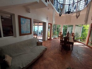 Una Smart TV, una chimenea, un reproductor de DVD, libros