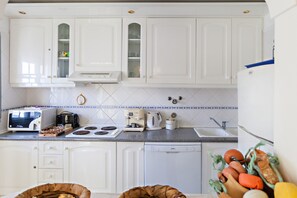 Réfrigérateur, micro-ondes, plaque de cuisson, cafetière/bouilloire