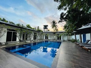 Una piscina al aire libre
