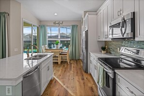 Réfrigérateur, four à micro-ondes, un four, surface de cuisson