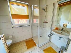 Combined shower/bathtub