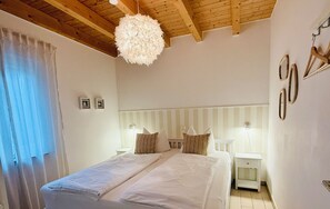 3 bedrooms, desk, travel cot, free WiFi