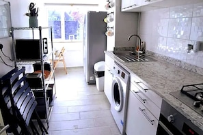 Fridge, microwave, oven, stovetop - Entire House in Canterbury Centre - Free Parking - WiFi (Canterbury)