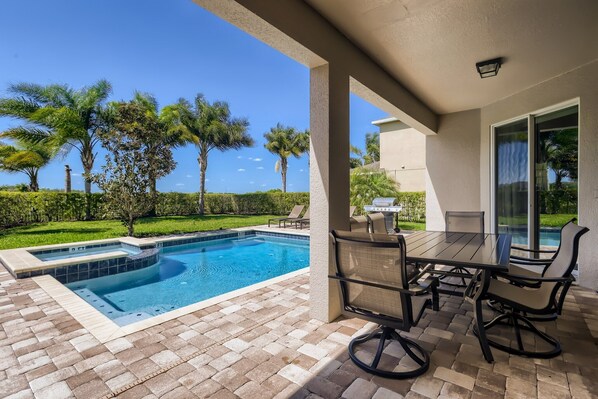 Alberca al aire libre y alberca climatizada