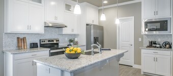 Beautifully Decorated New Home, King Bed, Washer/Dryer & Fully Stocked Kitchen