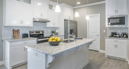 Beautifully Decorated New Home, King Bed, Washer/Dryer & Fully Stocked Kitchen