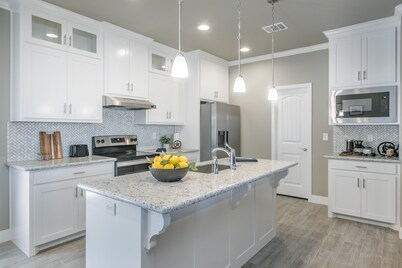 Beautifully Decorated New Home, King Bed, Washer/Dryer & Fully Stocked Kitchen