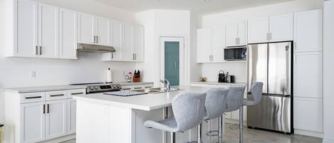 冷蔵庫、電子レンジ、オーブン、コンロ