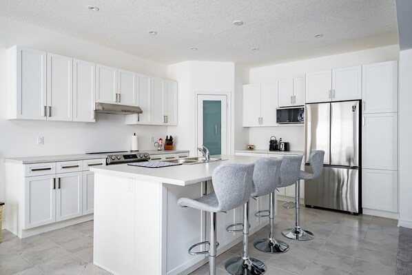 Réfrigérateur, micro-ondes, four, plaque de cuisson