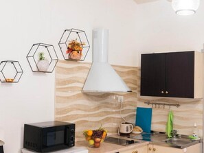 Fridge, microwave, stovetop, cookware/dishes/utensils - Apartments C-enter - Deluxe Studio Apartment (Zagreb)