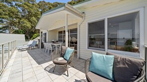 Outdoor dining - Burrill Lake Cottage (Burrill Lake)