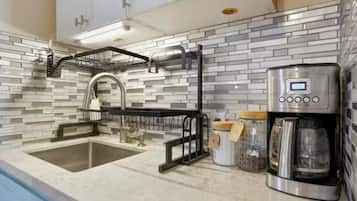 Kylskåp, mikrovågsugn, ugn och spishäll