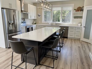 Réfrigérateur, four à micro-ondes, un four, surface de cuisson