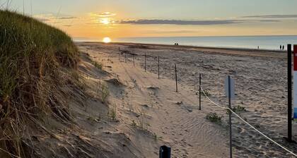 Hot Tub/New 3 Bedroom House/Walk to Beach