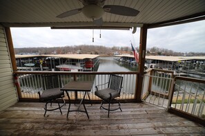 Outdoor dining - 2 bed King Master/2 bath condo with lake access and large 16 x 40 boat slip (Osage Beach)