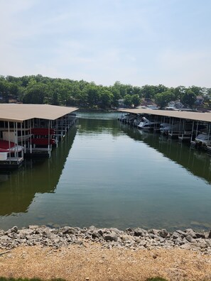 Marina - 2 bed King Master/2 bath condo with lake access and large 16 x 40 boat slip (Osage Beach)