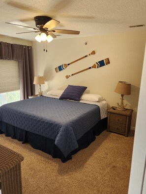 2 bedrooms, free WiFi, bed sheets - 2 bed King Master/2 bath condo with lake access and large 16 x 40 boat slip (Osage Beach)