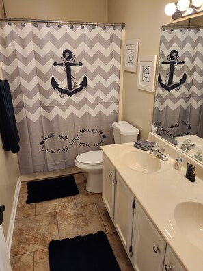 Combined shower/bathtub, towels, soap, shampoo - 2 bed King Master/2 bath condo with lake access and large 16 x 40 boat slip (Osage Beach)