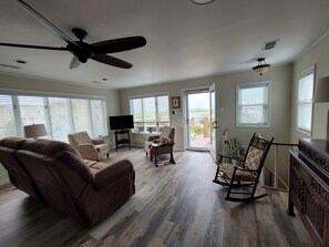 Smart TV, stereo - BEAUTIFUL WATER AND SUNSET VIEWS
 WITH  2 DECKS AND DOCK
WATERFRONT PROPERTY! (North Wildwood)