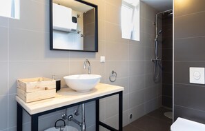 Douche, sèche-cheveux