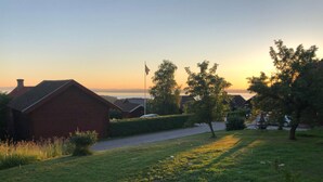 A residential area with houses, a flag, and a clear view of the horizon. - Gorgeous home in Rättvik with lake view (Rättvik)