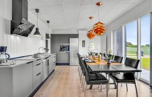 Fridge, microwave, dishwasher, coffee/tea maker - Gorgeous home in Løgstrup with kitchen (Løgstrup)