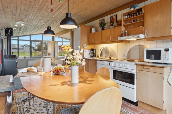 Køleskab, kogeplade, opvaskemaskine, kaffe-/temaskine