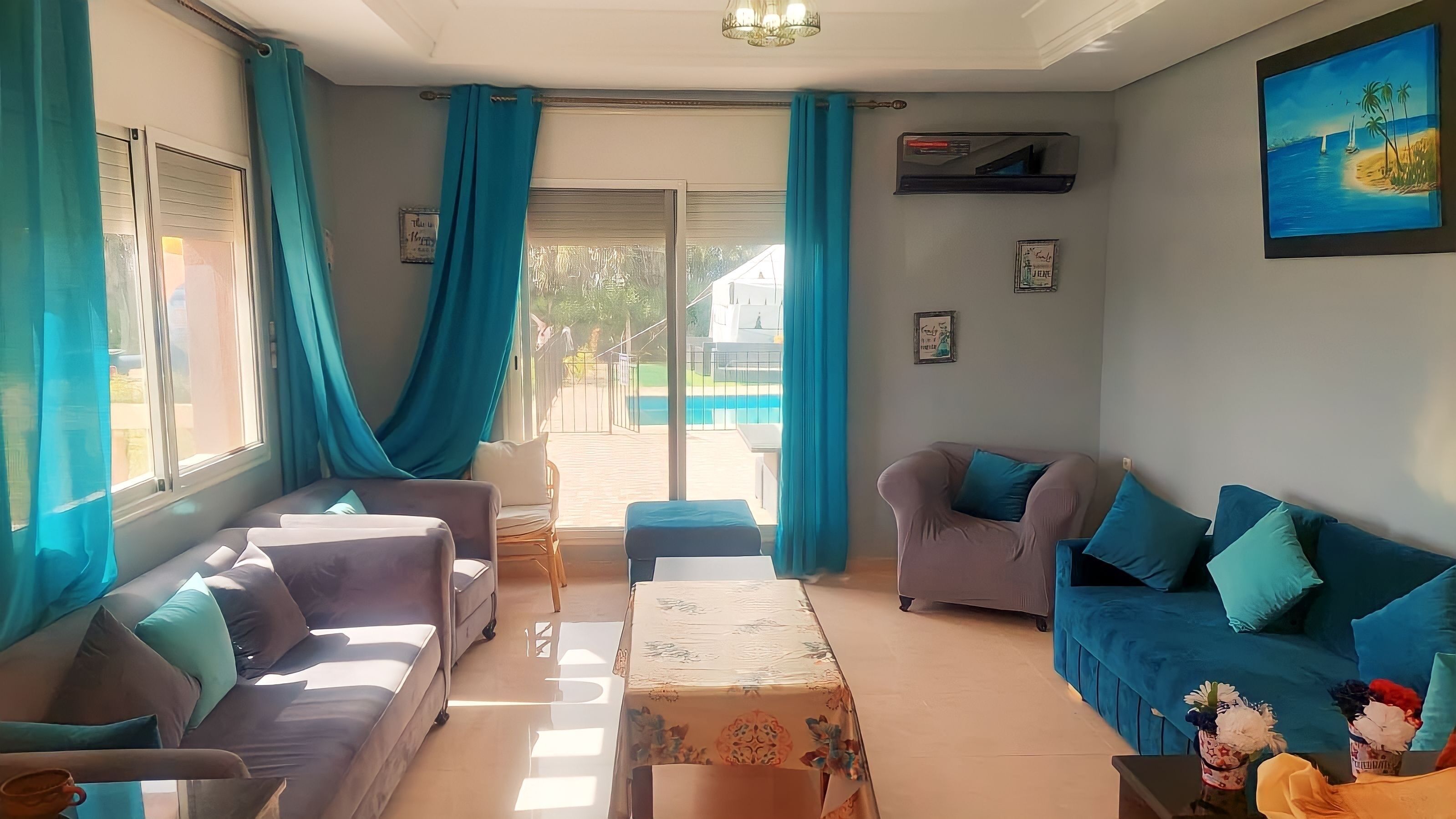 Smart TV, lareira, videogames, mesa de pingue-pongue