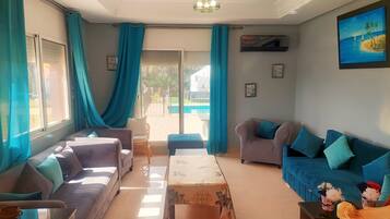 Smart TV, lareira, videogames, mesa de pingue-pongue