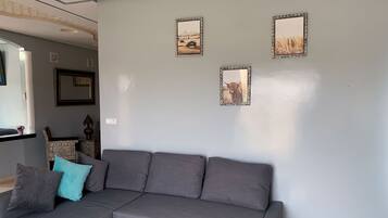 Een smart-tv, een open haard, videogames en een tafeltennistafel