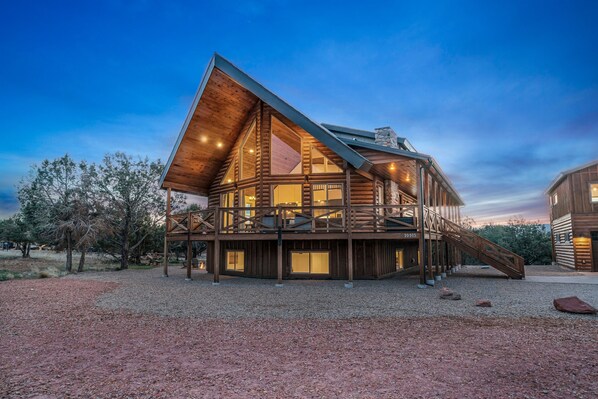 A large, multi-level log cabin with a prominent sloped roof and a balcony. - Copper Rock Ridge |Hot Tub |Pool Table| Near Zion (Orderville)