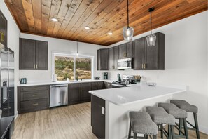 Fridge, microwave, oven, stovetop - Painted Cliffs| Zion & Bryce |Fire Pit |Hot Tub| (Orderville)