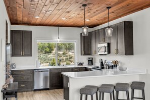 冷蔵庫、電子レンジ、オーブン、コンロ