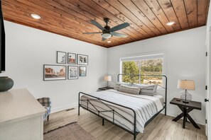 2 dormitoris, planxa i posts de planxar i un bressol de viatge 