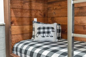 2 bedrooms, iron/ironing board, travel cot, free WiFi