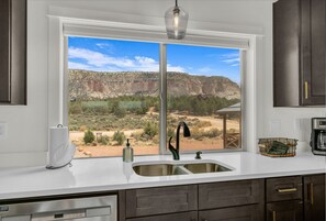 Interior - Painted Cliffs| Zion & Bryce |Fire Pit |Hot Tub| (Orderville)