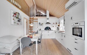 Fridge, microwave, oven, stovetop - 2 bedroom beautiful home in Kerteminde (Kerteminde)
